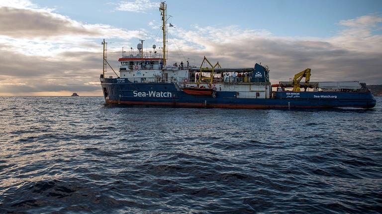 Migranten an Bord der Sea-Eye im Mittelmeer