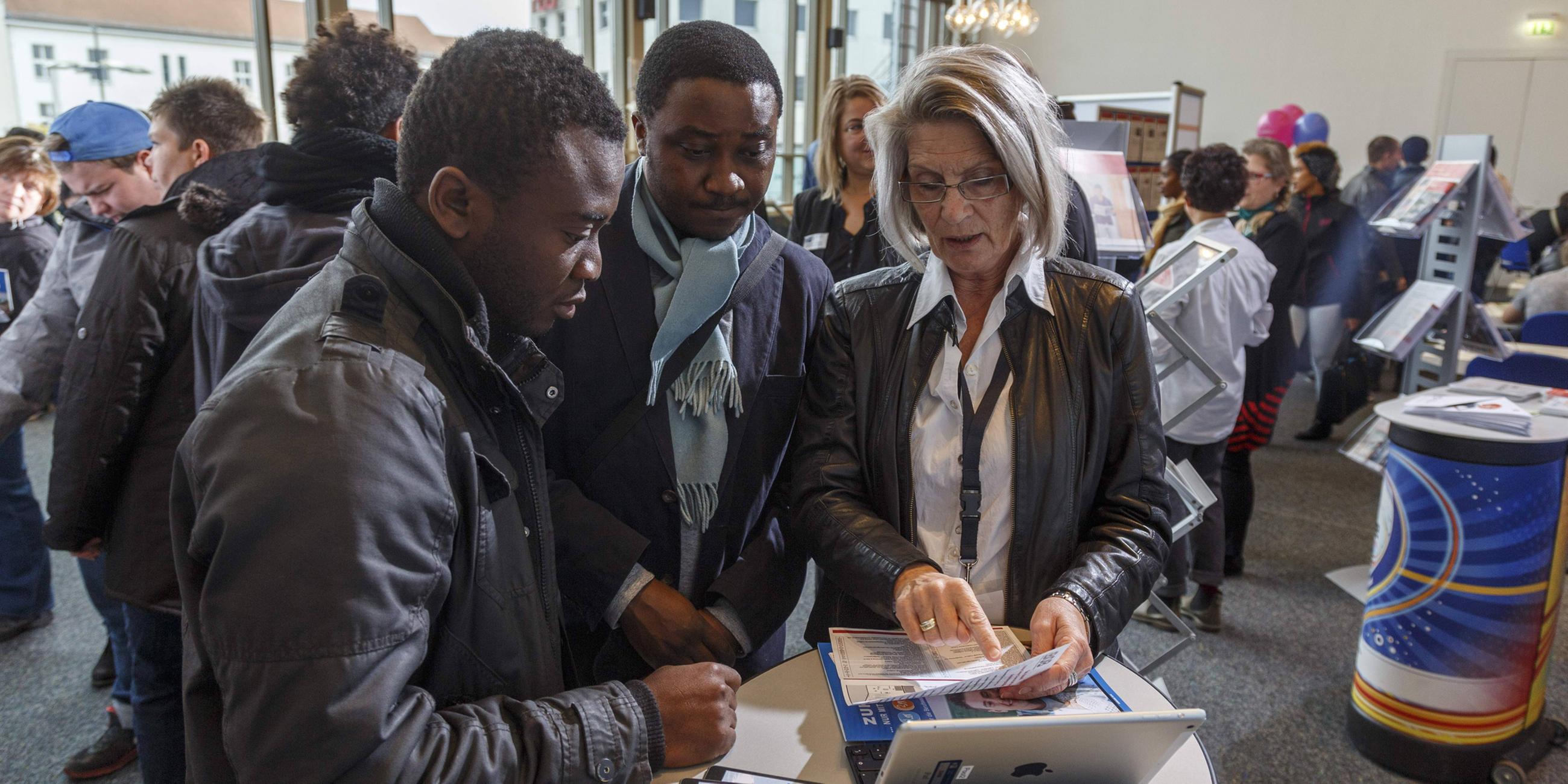 Migranten auf einer Jobbörse in Cottbus