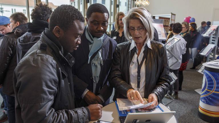 Migranten auf einer Jobbörse in Cottbus