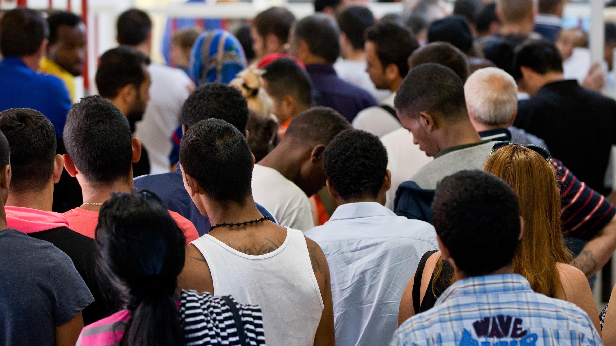 Archiv: Asylbewerber stehen am 17.07.2014 in der zentralen Aufnahmeeinrichtung für Asylbewerber in Zirndorf 