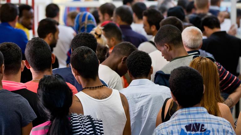 Archiv: Asylbewerber stehen am 17.07.2014 in der zentralen Aufnahmeeinrichtung für Asylbewerber in Zirndorf 