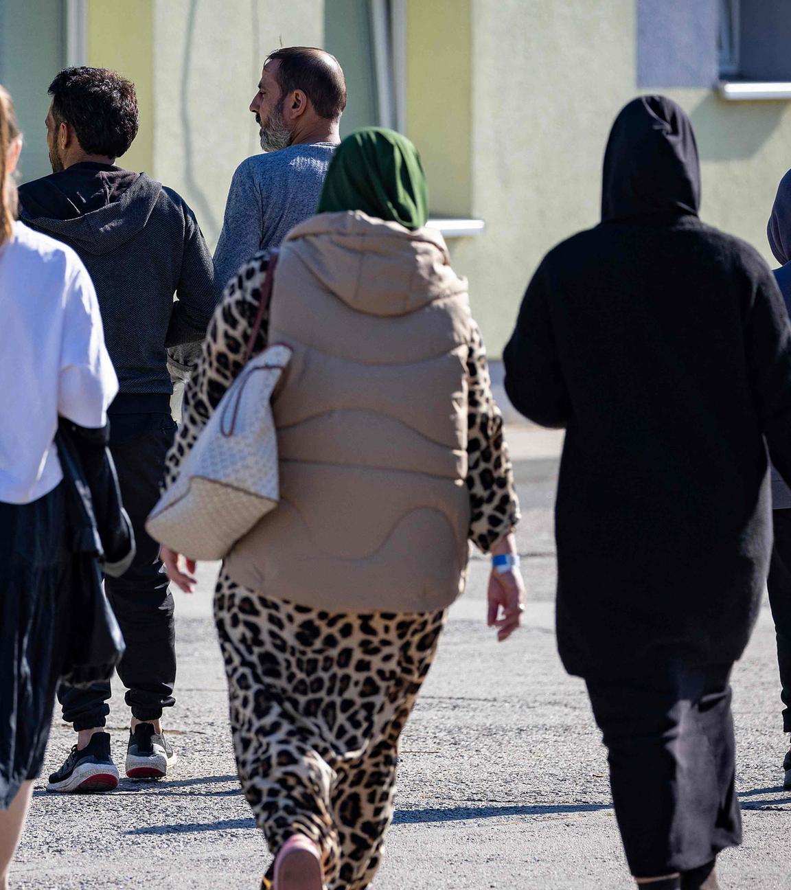 Archiv: Menschen vor Erstaufnahmeeinrichtung