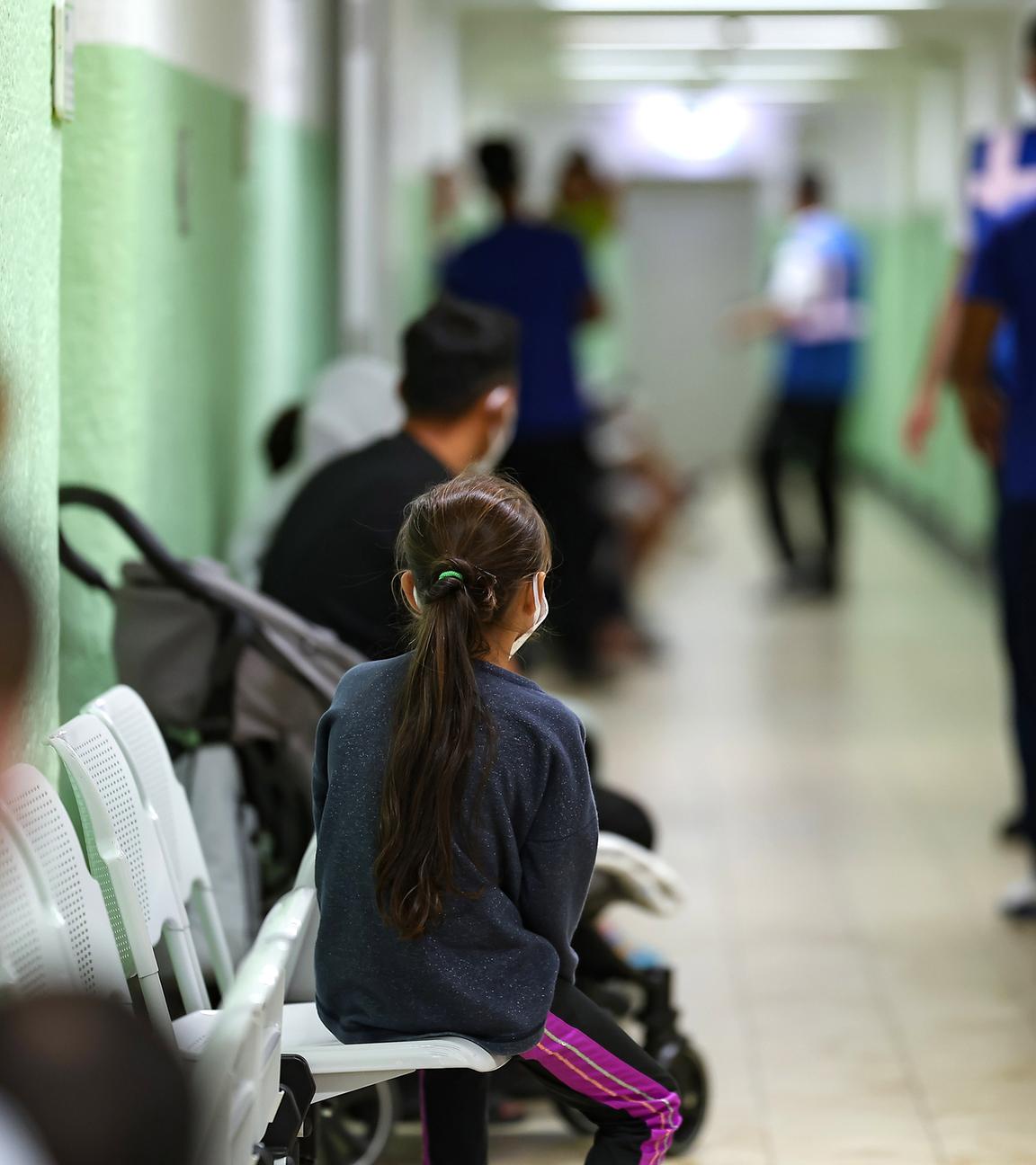 Bayern, Zirndorf: Migranten warten in der Zentralen Aufnahmeeinrichtung für Asylbewerber in Bayern in einem Gang auf einen Termin in der Behörde.