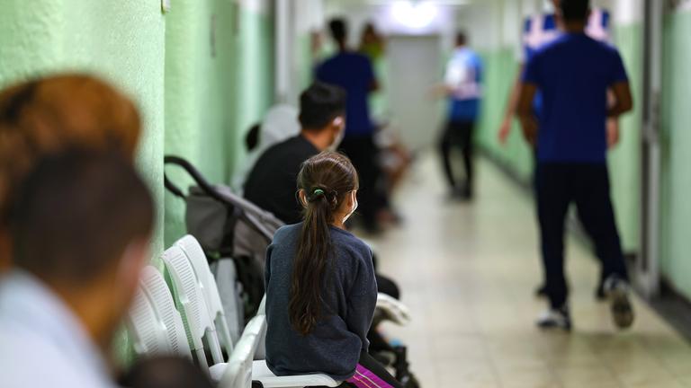 Bayern, Zirndorf: Migranten warten in der Zentralen Aufnahmeeinrichtung für Asylbewerber in Bayern in einem Gang auf einen Termin in der Behörde.