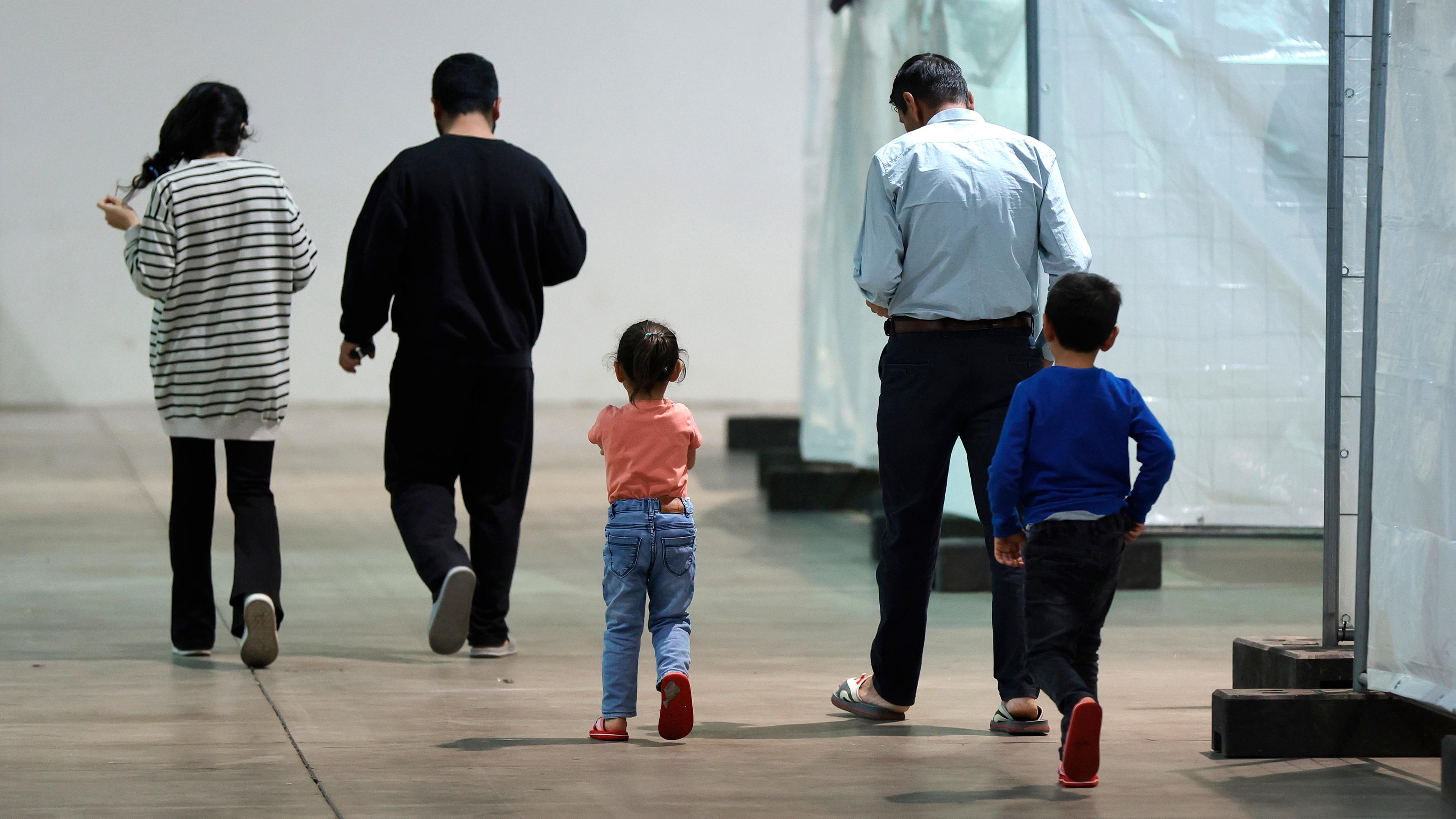  Eine Flüchtlingsfamilie in einer Notunterkunft für Asylbewerber auf der Messe in Offenburg, Deutschland, am 15.12.2023.