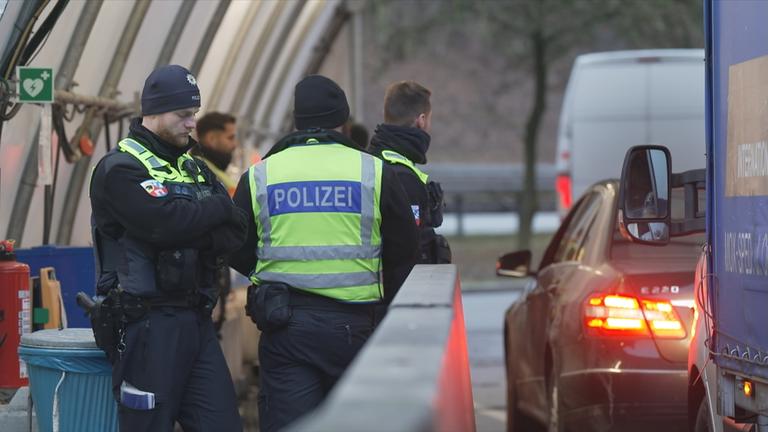 Polizei bei Grenzkontrolle