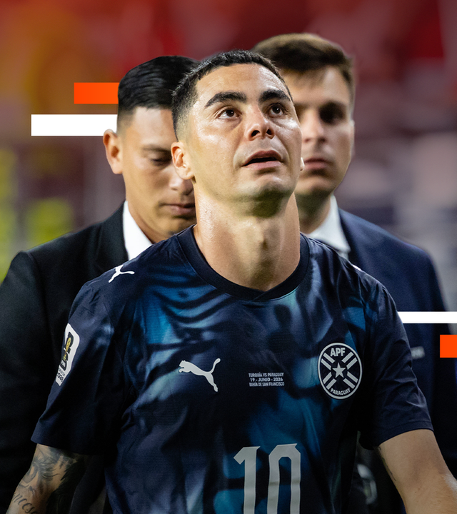 Der paraguayische Nationalspieler Miguel Almiron verlässt das Spielfeld nach seinem Platzverweiß im WM-Spiel gegen die Türkei
