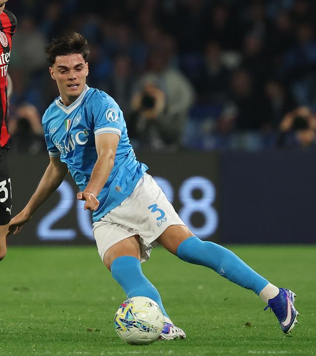 Miguel Gutierrez (SSC Neapel) im Zweikampf mit Strahinja Pavlovic (AC Milan)