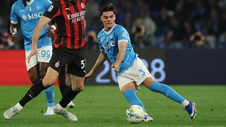 Miguel Gutierrez (SSC Neapel) im Zweikampf mit Strahinja Pavlovic (AC Milan)