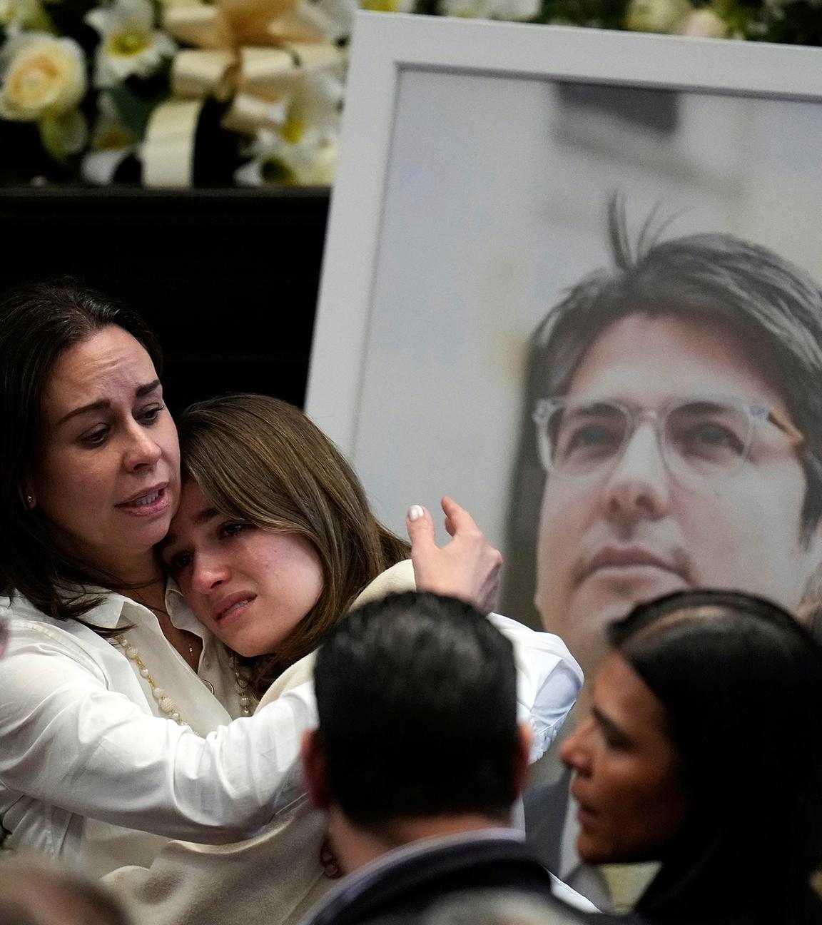 Claudia Tarazona, Ehefrau des Präsidentschaftskandidaten und oppositionellen Senators Miguel Uribe, umarmt eine ihrer Töchter neben einem Foto ihres Mannes während einer Zeremonie zu seinen Ehren im Kongress