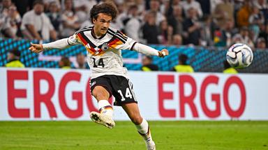 Der deutsche Nationalspieler Mika Baur flankt in der Nations League Partie gegen Serbien den Ball in den 16er
