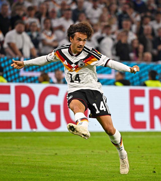 Der deutsche Nationalspieler Mika Baur flankt in der Nations League Partie gegen Serbien den Ball in den 16er