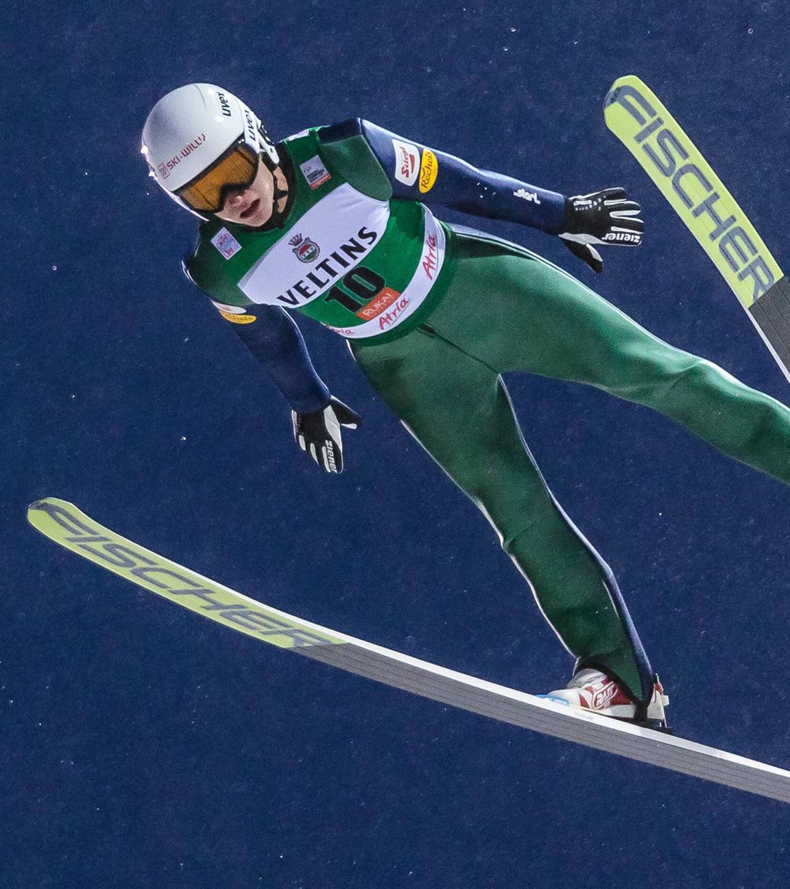 Der österreichische Skilangläufer und Nordischer Kombinierer Mika Vermeulen im Absprung beim FIS Weltcup der Nordischen Kombination in Ruka im Jahr 2017