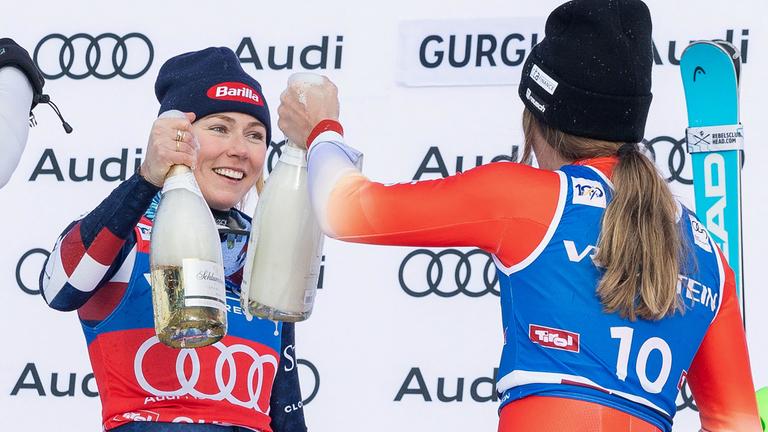 Die Siegerin Mikaela Shiffrin (links) aus den USA feiert auf dem Podium mit der drittplatzierten Schweizerin Camille Rast nach dem Slalomrennen der Damen beim FIS Alpinen Ski-Weltcup in Hochgurgl,