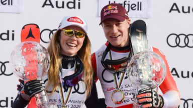 Mikaela Shiffrin aus den Vereinigten Staaten und Marco Odermatt aus der Schweiz mit ihren Kristallkugeln als Gesamtsieger der FIS-Alpinen-Weltcup-Saison 2025/26 in Hafjell, Norwegen, am 25.03.2026.