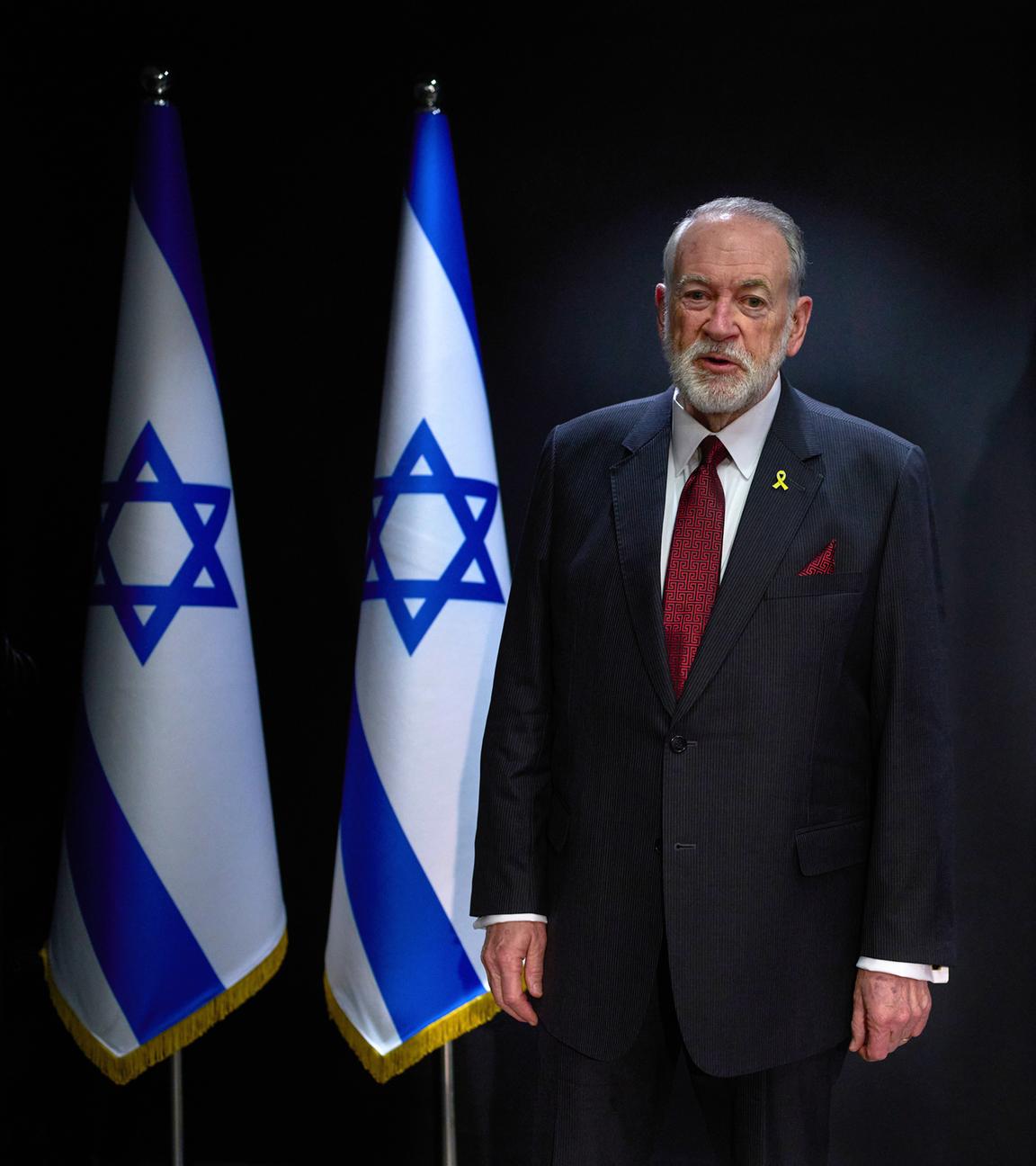 Der US-Botschafter in Israel, Mike Huckabee, posiert am 20.08.2025 für ein Foto während eines Interviews in Jerusalem.