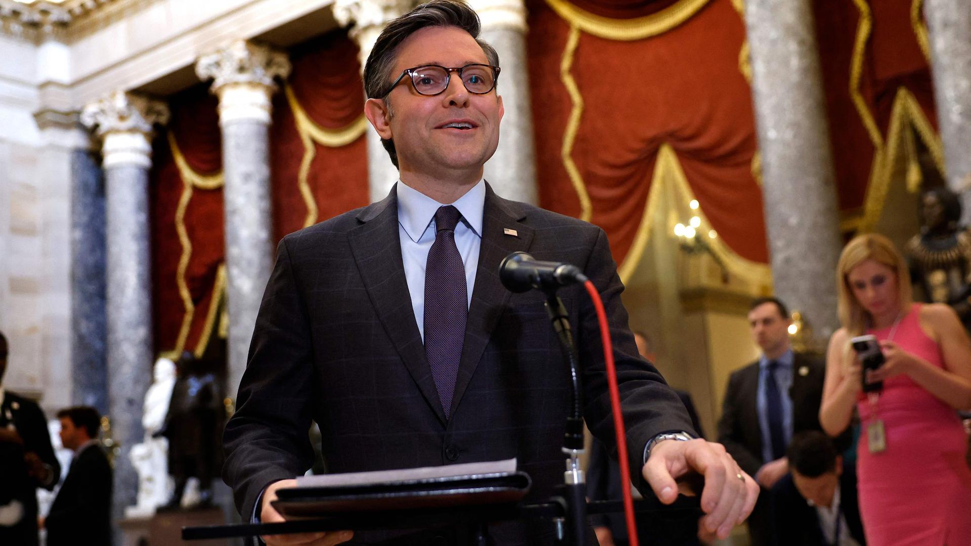 Mike Johnson steht im US-Kapitol vor einem Mikrophon. 