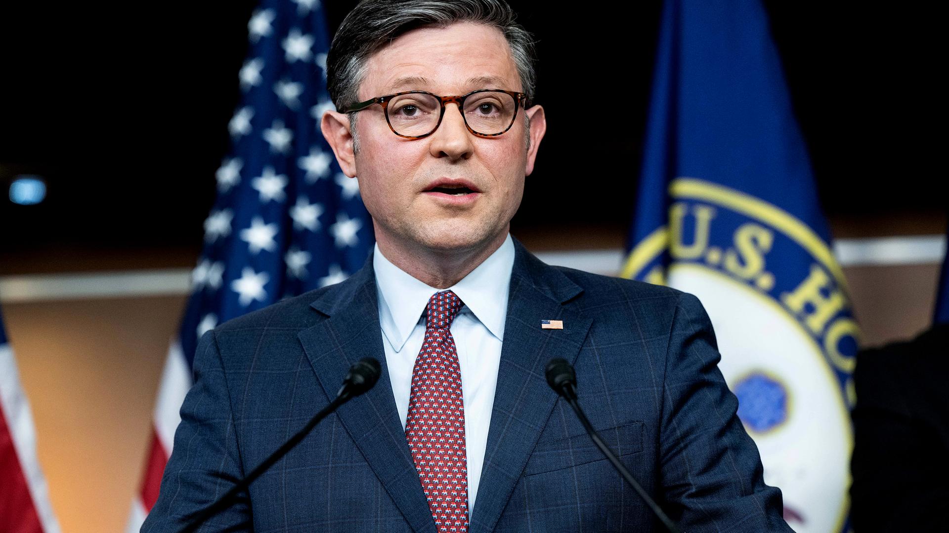 Der Sprecher des Repräsentantenhauses, Mike Johnson, spricht auf einer Pressekonferenz im Kapitol