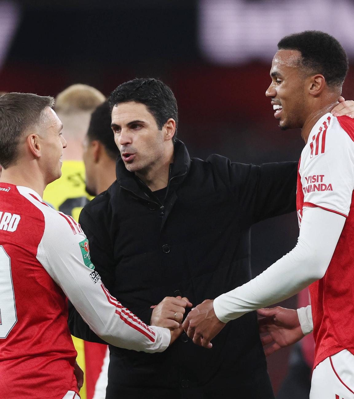 Arsenal Trainer Mikel Arteta jubelt mit Leandro Trossard und Gabriel