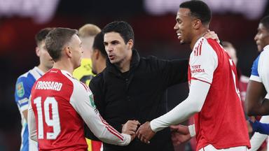 Arsenal Trainer Mikel Arteta jubelt mit Leandro Trossard und Gabriel