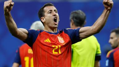 Mikel Oyarzabal jubelt