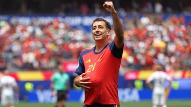Der spanische Nationalspieler Mikel Oyarzabal jubelt nach seinem Treffer zum 1:0 im WM-Spiel gegen Österreich