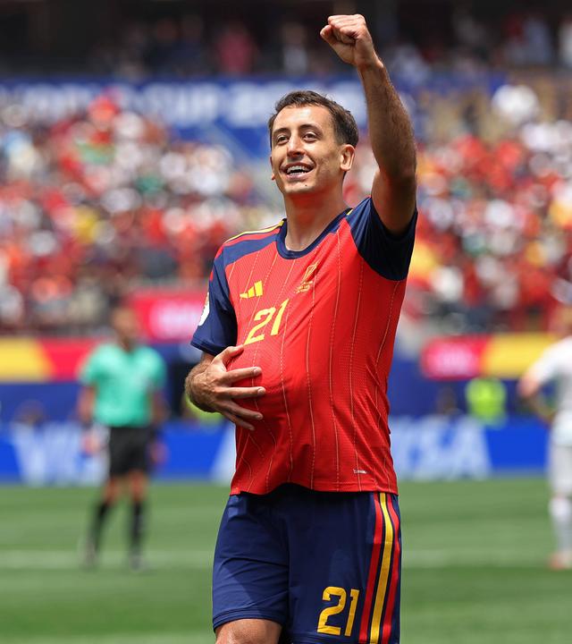 Der spanische Nationalspieler Mikel Oyarzabal jubelt nach seinem Treffer zum 1:0 im WM-Spiel gegen Österreich