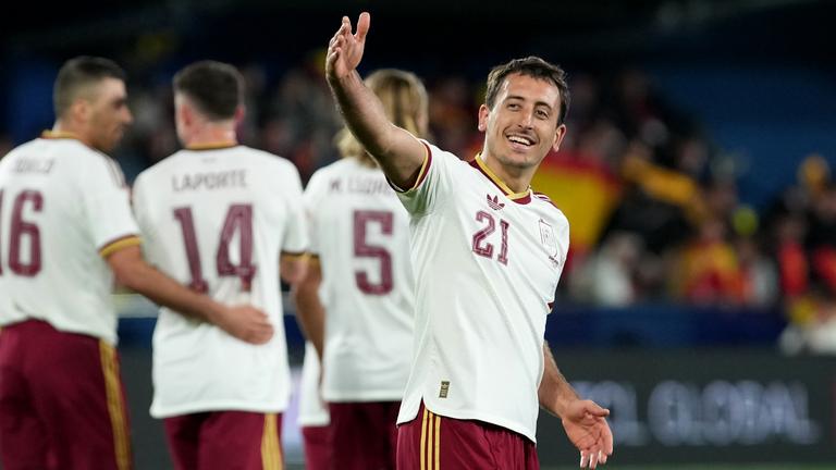 Der spanische Mittelstürmer Mikel Oyarzabal jubelt nach seinem Treffer zum 2:0 gegen Serbien