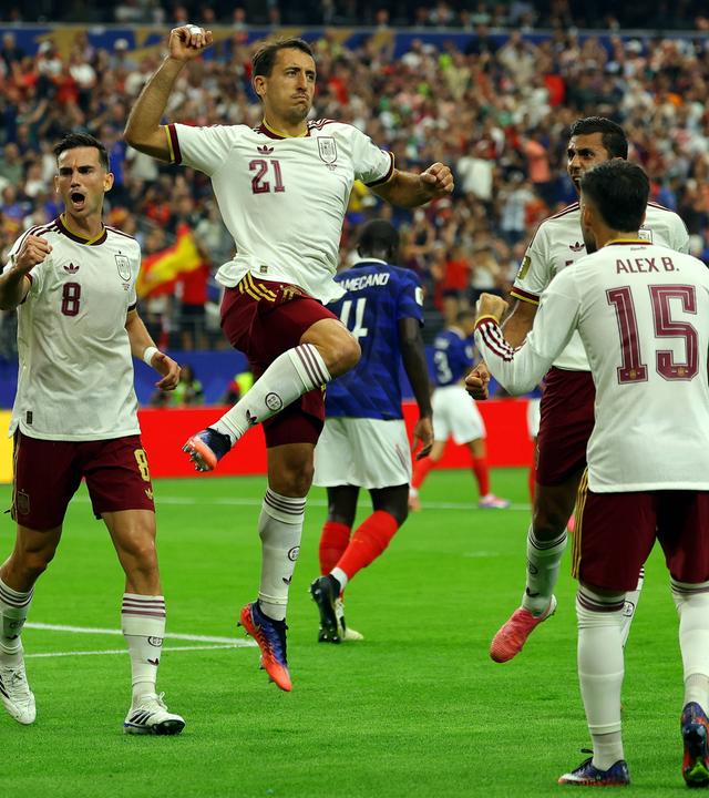 Der spanische Nationalspieler Mikel Oyarzabal jubelt nach seinem Treffer zum 0:1 in der WM-Halbfinalpartie gegen Frankreich