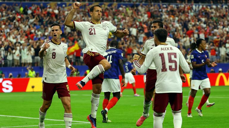 Der spanische Nationalspieler Mikel Oyarzabal jubelt nach seinem Treffer zum 0:1 in der WM-Halbfinalpartie gegen Frankreich
