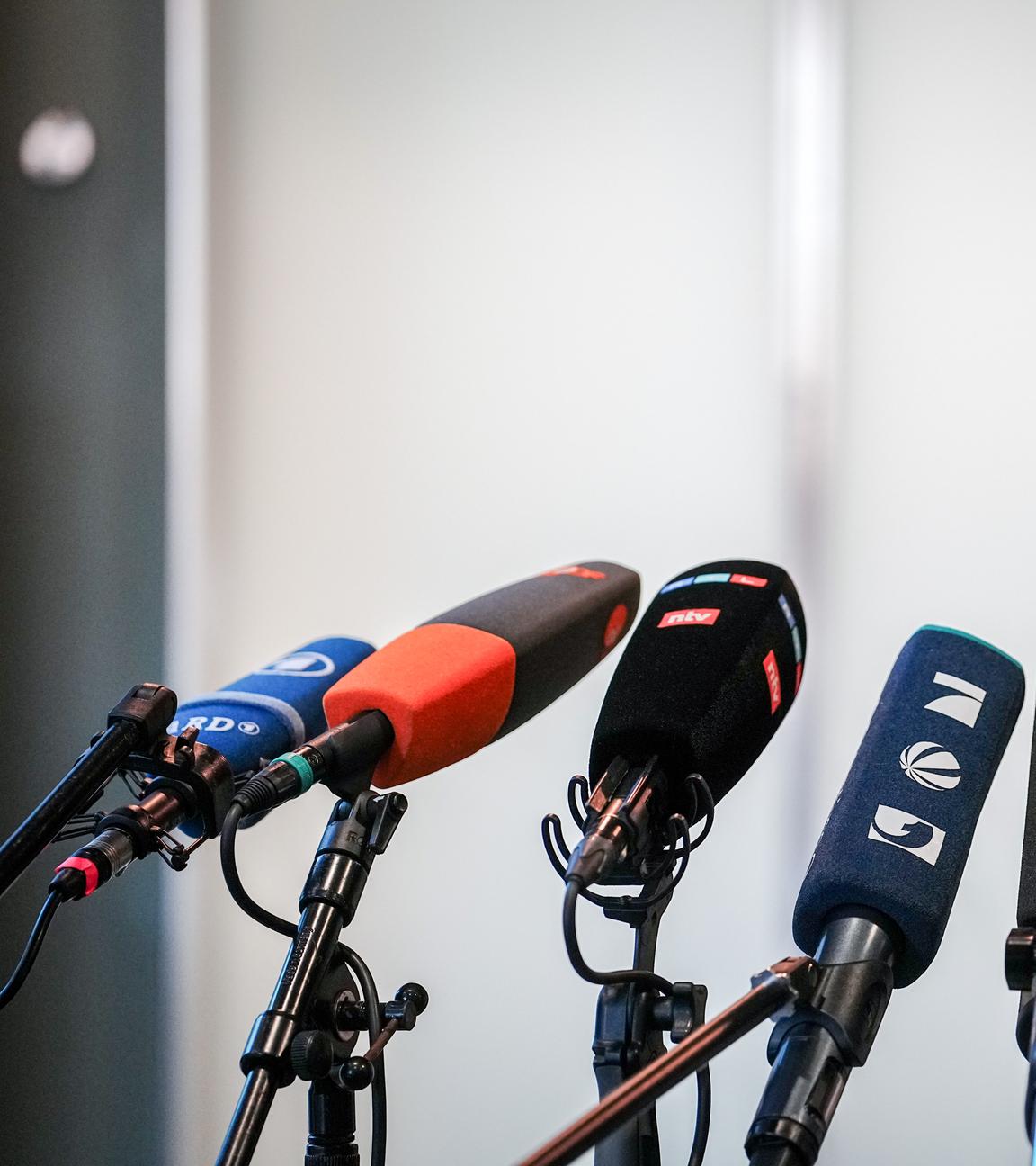  Mikrofone stehen im Jakob-Kaiser-Haus bei den Sondierungsgesprächen von Union und SPD nach der Bundestagswahl.