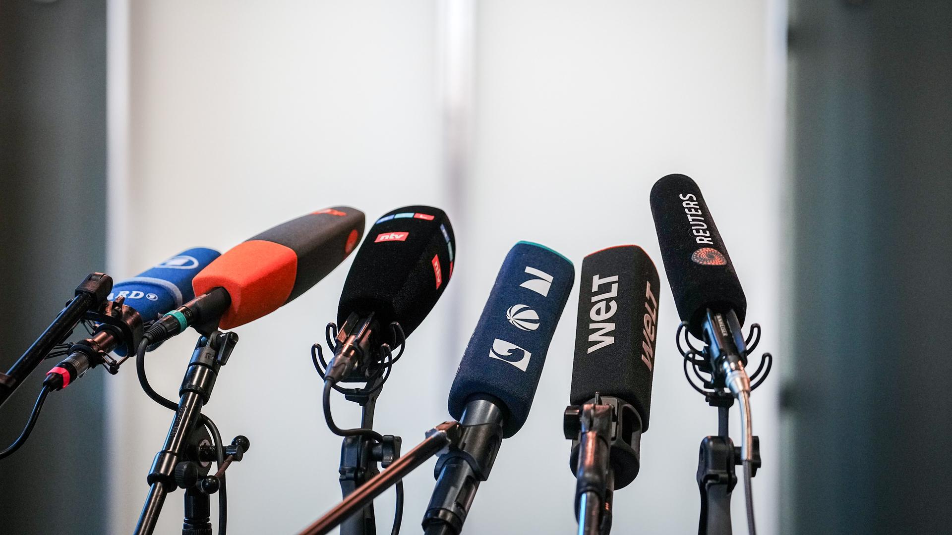  Mikrofone stehen im Jakob-Kaiser-Haus bei den Sondierungsgesprächen von Union und SPD nach der Bundestagswahl.