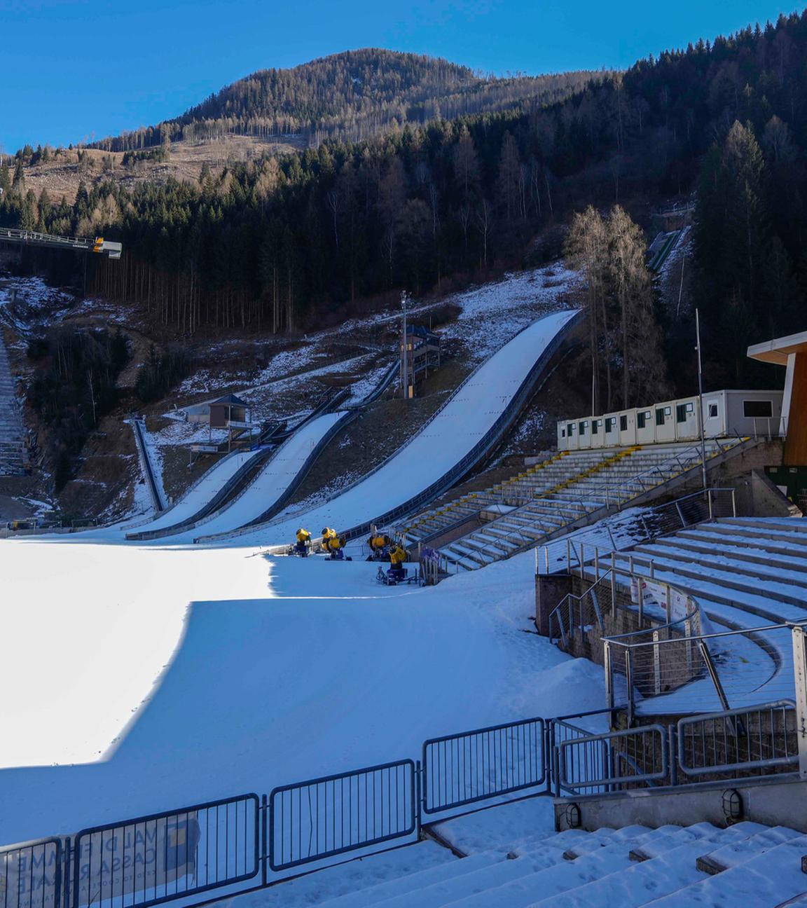 Blick auf das Skisprungstadion für die Winterspiele Mailand–Cortina 2026 in Predazzo, Italien, am Freitag, 17. Januar 2025.