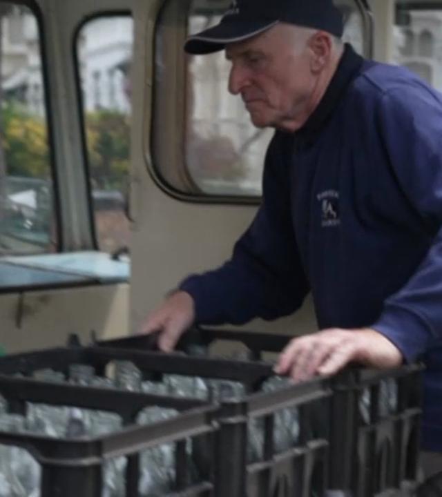 Der Milchmann Steve Hayden, der Milchprodukte im Osten Londons ausliefert.