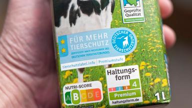 Milchpackung mit Kennzeichnung Nutri-Score "B" und Haltungsform "Premium".