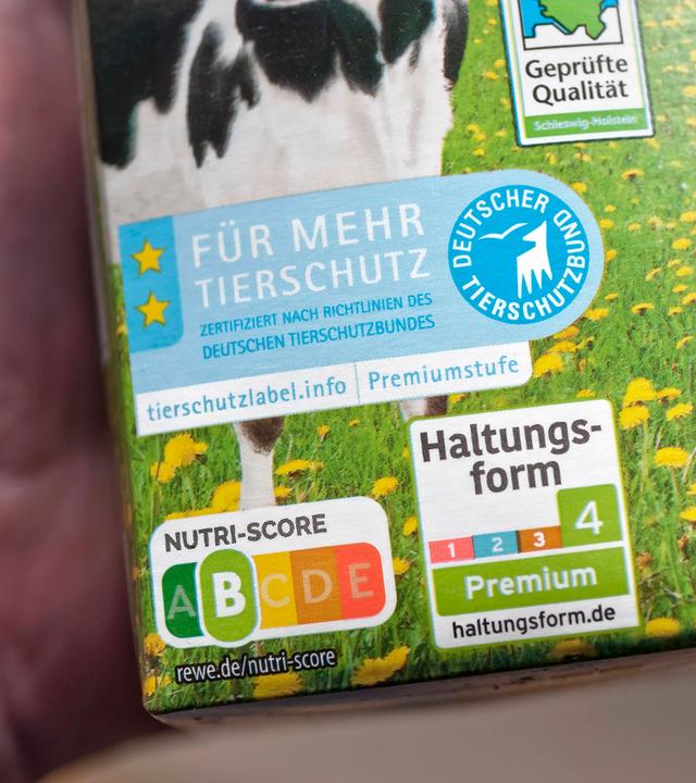 Milchpackung mit Kennzeichnung Nutri-Score "B" und Haltungsform "Premium".