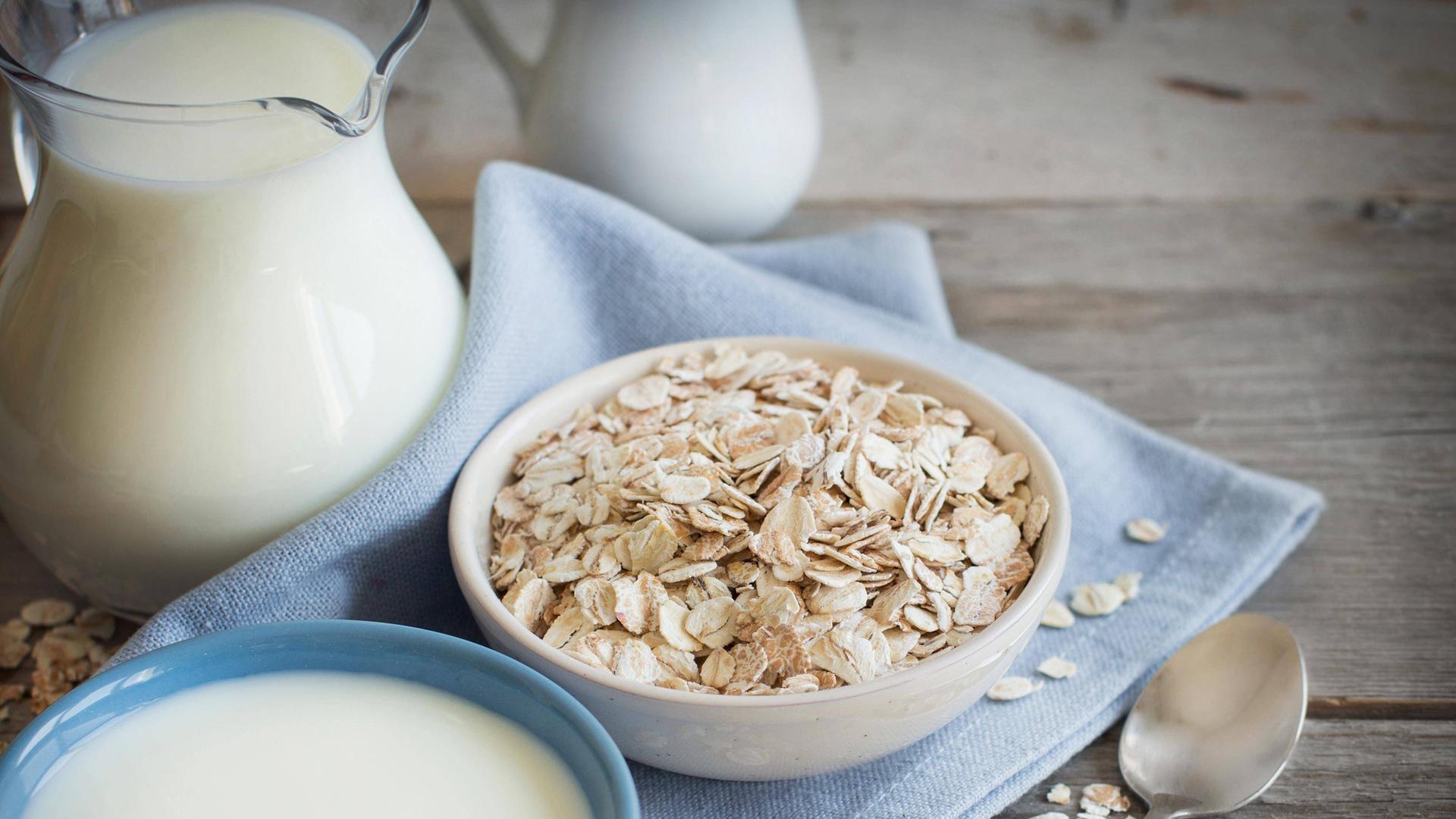 Milch und Müsli auf einem Tisch