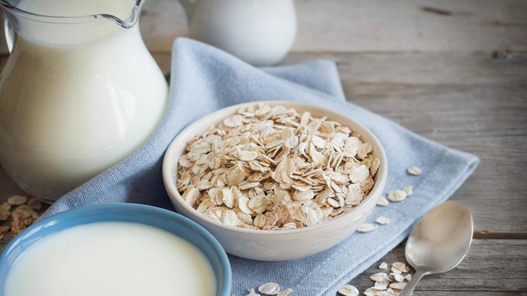 Milch und Müsli auf einem Tisch