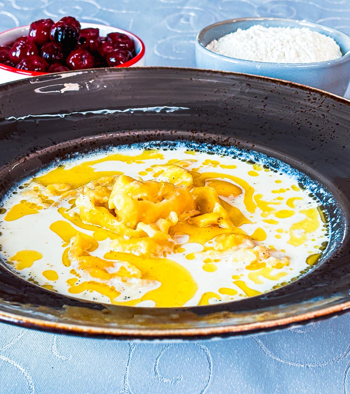 "Kliebensuppe" - Milchsuppe mit Kirschgrütze