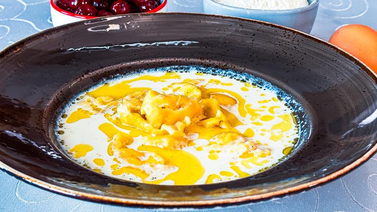 "Kliebensuppe" - Milchsuppe mit Kirschgrütze