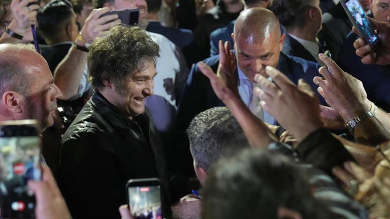 Argentiniens Präsident Javier Milei lächelt seinen Anhängern nach dem Sieg bei den Parlamentswahlen zur Halbzeit der Legislaturperiode zu.