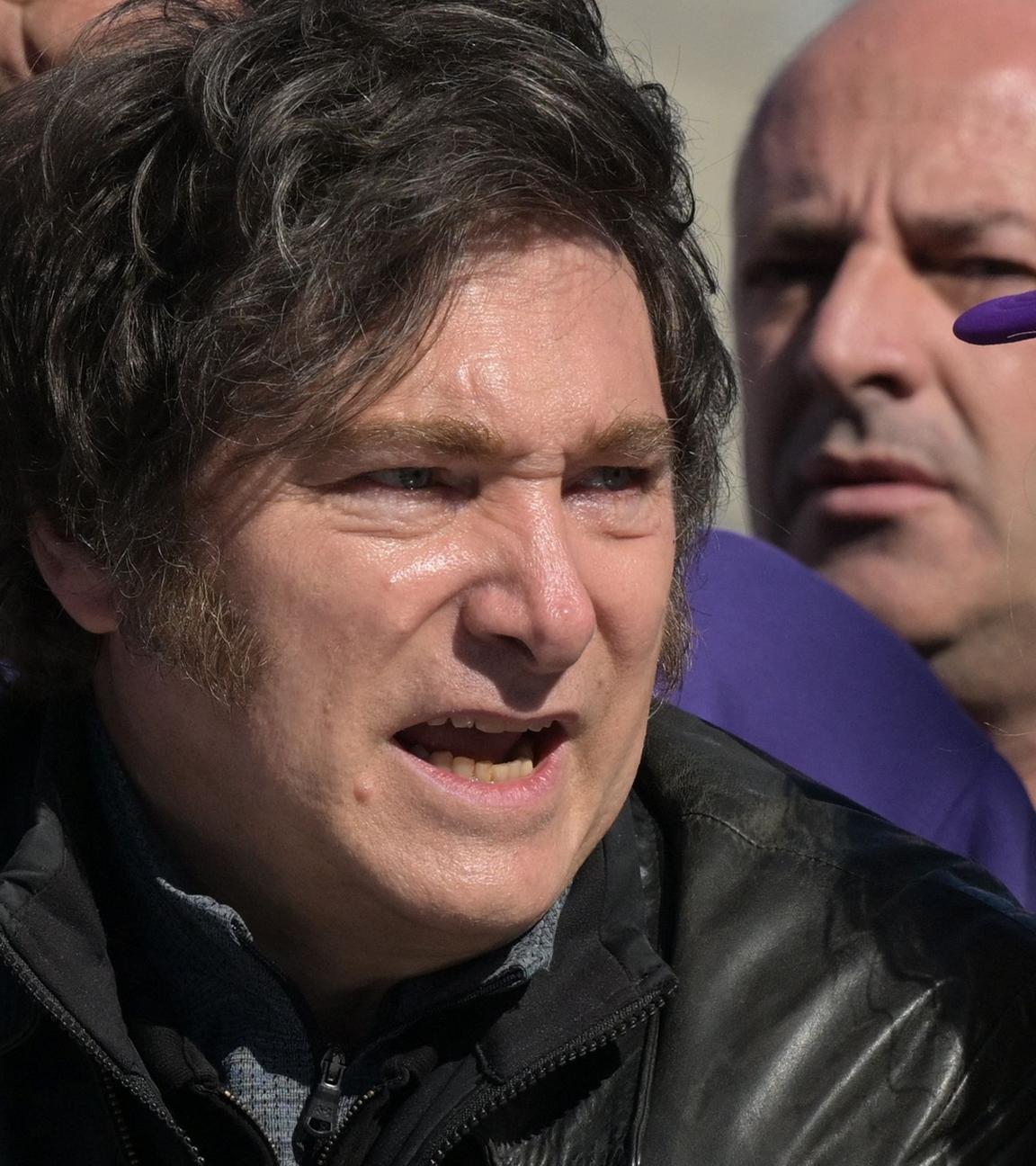 Der argentinische Präsident Javier Milei spricht mit einer Frau