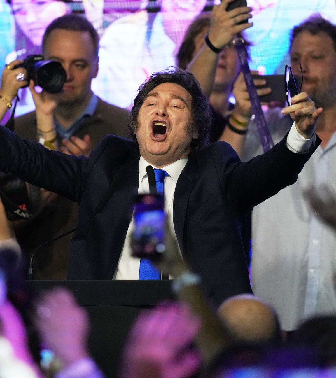 Argentiniens Präsident Javier Milei feiert in Buenos Aires nach den Zwischenwahlen.