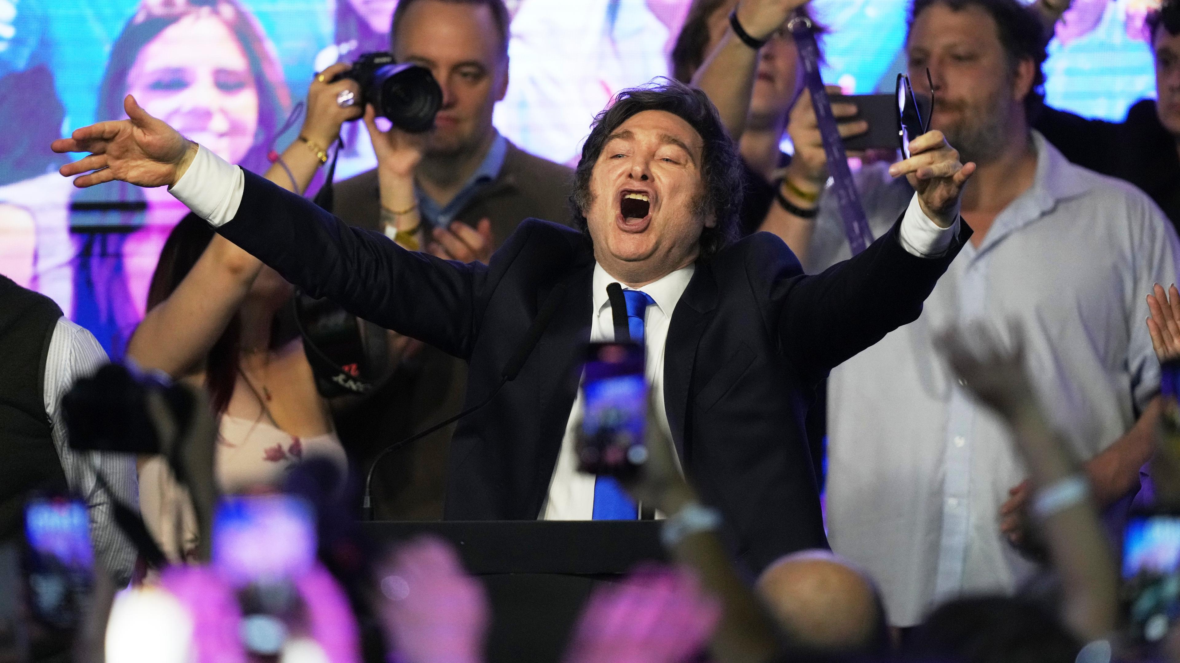 Argentiniens Präsident Javier Milei feiert in Buenos Aires nach den Zwischenwahlen.