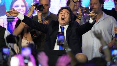 Argentiniens Präsident Javier Milei feiert in Buenos Aires nach den Zwischenwahlen.