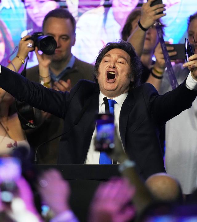 Argentiniens Präsident Javier Milei feiert in Buenos Aires nach den Zwischenwahlen.