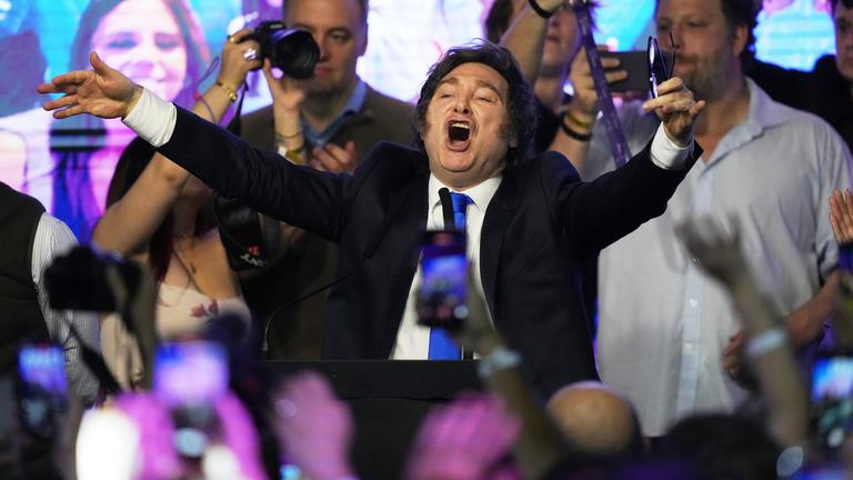 Argentiniens Präsident Javier Milei feiert in Buenos Aires nach den Zwischenwahlen.