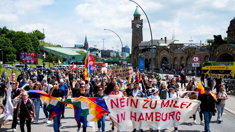 Protestierende gegen den Argentinischen Präsident Milei sind an den Landungsbrücken unterwegs.