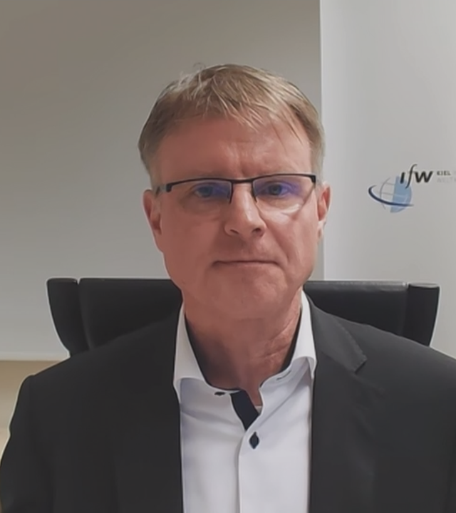 Wirtschaftswissenschaftler Prof. Dr. Stefan Kooths in seinem Büro.