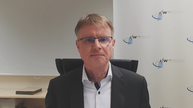 Wirtschaftswissenschaftler Prof. Dr. Stefan Kooths in seinem Büro.